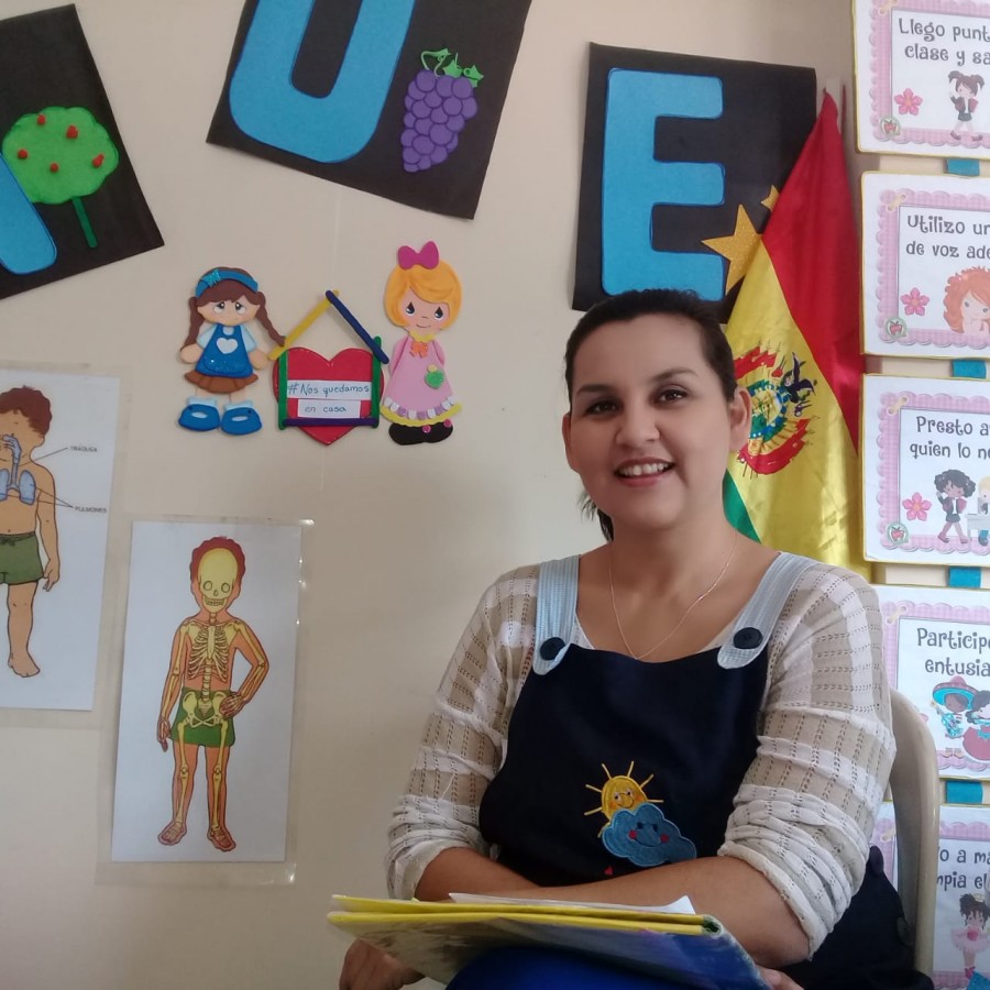 Maestra chaque&ntilde;a lanza la p&aacute;gina de Facebook, Educar en Casa, para continuar sus clases en cuarentena